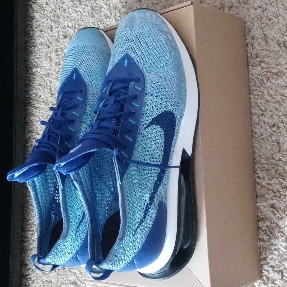 Nike Air Max FLYKNIT Racer - Picture 2 of 9